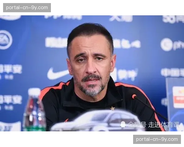 镜头追踪：马赛门将保罗-洛佩斯手抛球发动进攻，直接形成射门